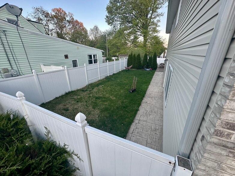 Building Photo - 327 Edgewood Rd