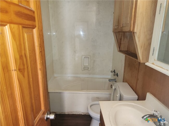 Building Photo - 902 S 23rd St