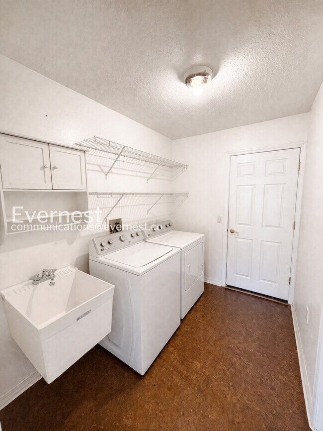 Building Photo - 3 Bed/2 Bath Home with Fenced Yard & Garage / Pet-Friendly / Available Soon!