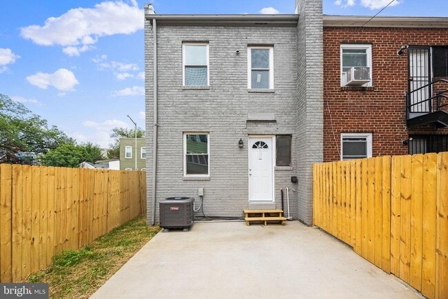 Primary Photo - 1658 F St NE