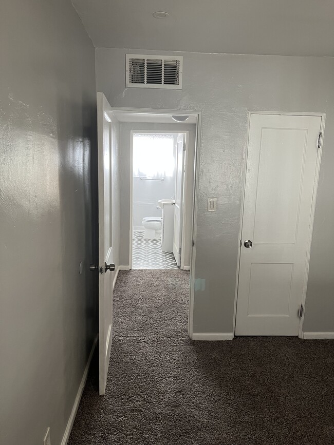 Building Photo - 8172 Valley View Dr
