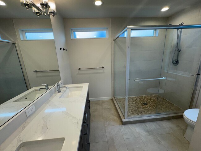 Building Photo - 2bd/1.75bs Seattle Townhome