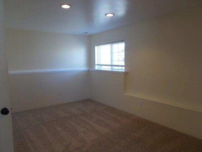 Building Photo - 5 Bed/ 3 Bath/ 2 Car Garage Open Floor Plan Home in Billings Heights