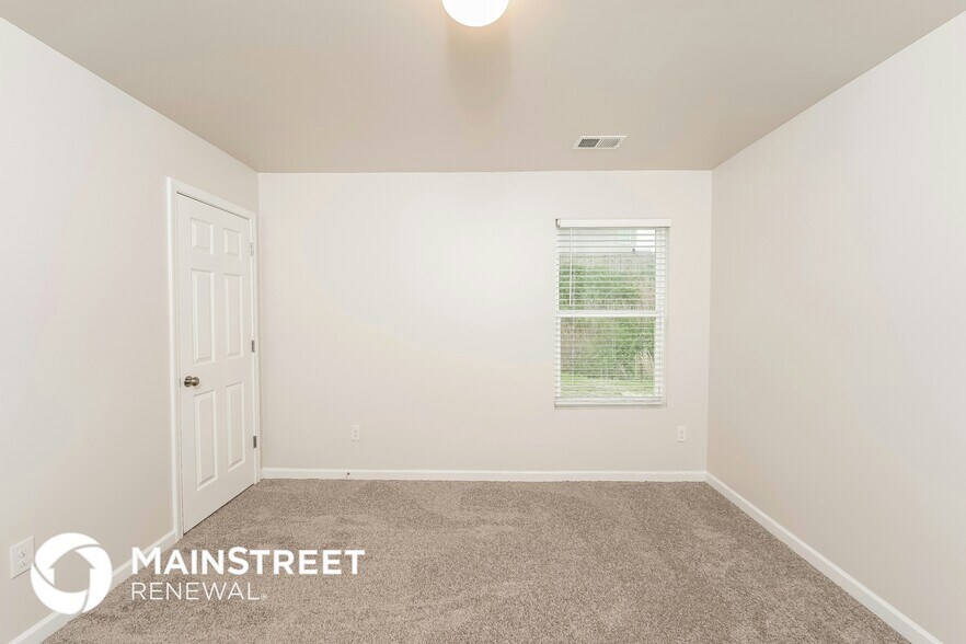 Building Photo - 461 Woodland Trl