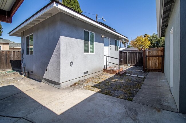 Building Photo - Sleek 1 bed/1 bath apartment near downtown...