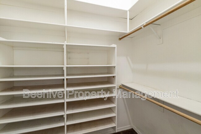 Building Photo - 1861 N Oracle Cir
