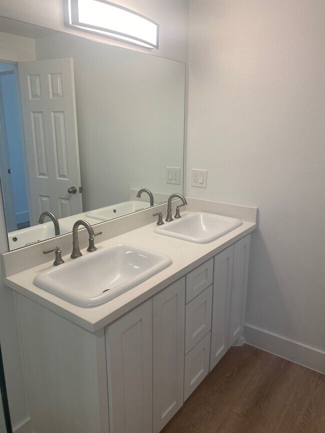 Building Photo - Marina Pointe One Bedroom Unit