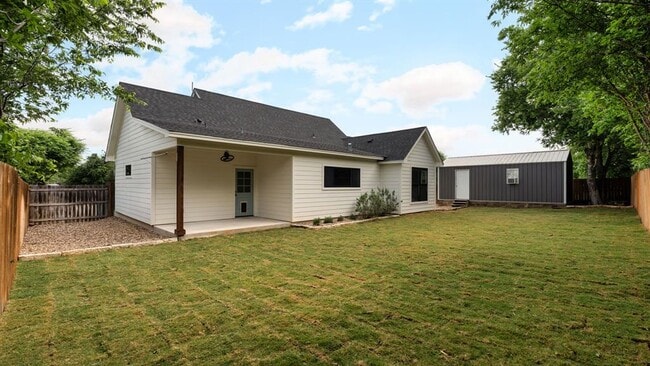 Building Photo - 402 E Ash Dr