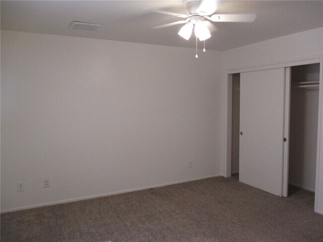 Building Photo - 1489 Bluffs Cir