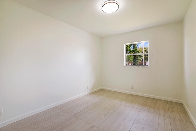 Building Photo - 320 NE 42nd St