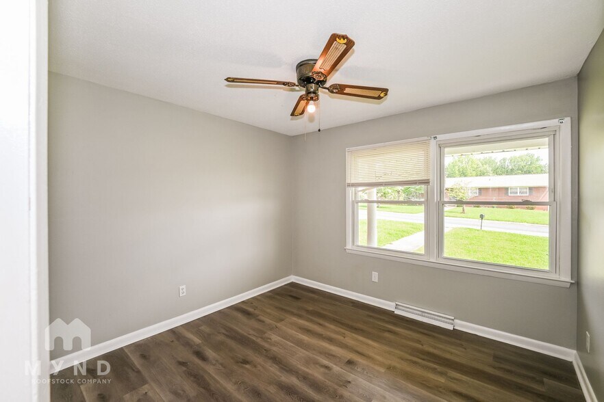 Building Photo - 221 Tanglewood Dr
