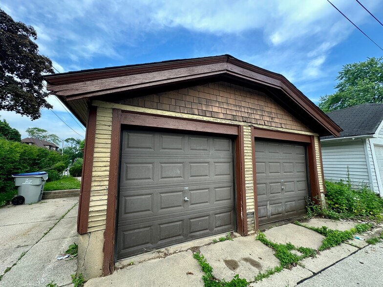 Garage spaces available - 2777 N 48th St