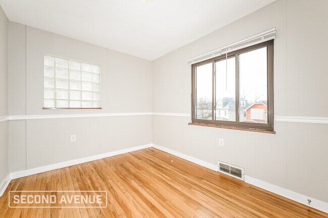 Building Photo - 2015 Plainview Ave