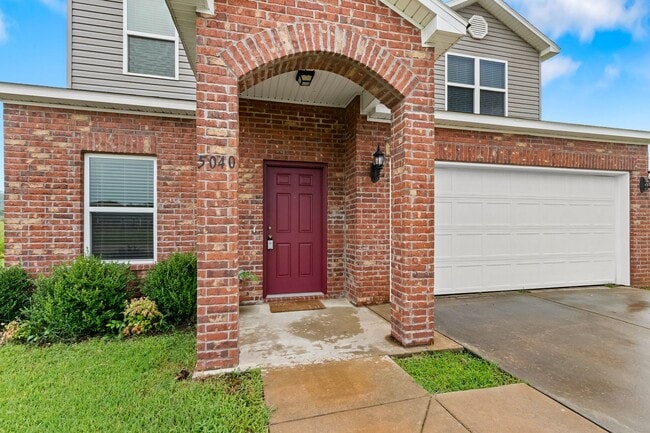 Building Photo - Beautiful home Located in desirable west Fayetteville neighborhood with playground