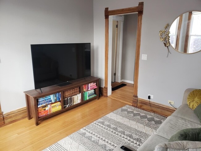 Building Photo - 1236 W Oakdale Ave