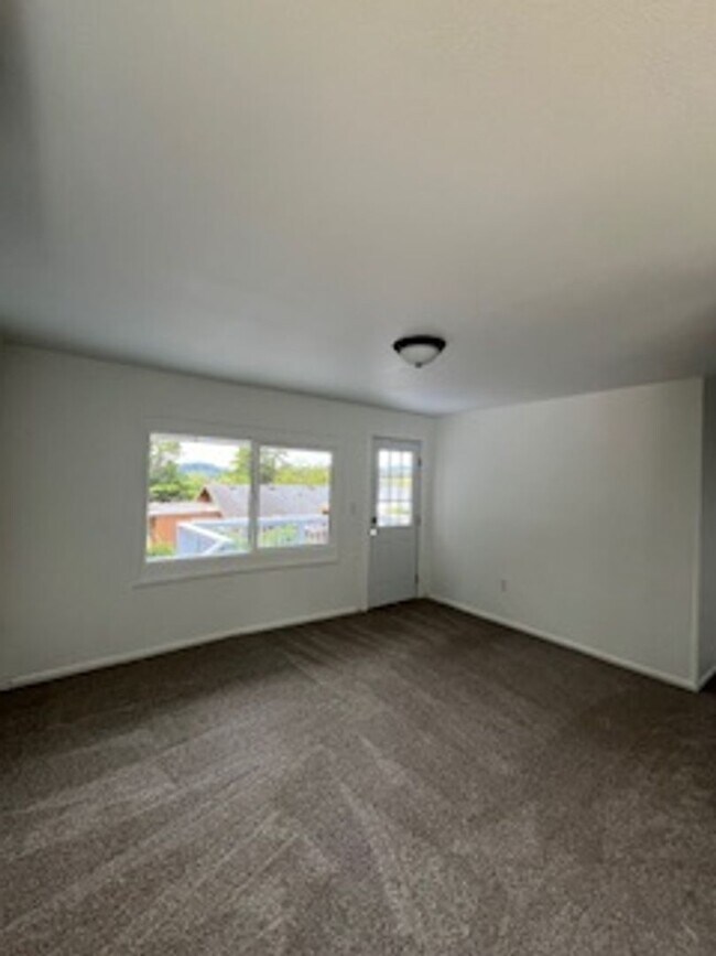 Building Photo - Elm Duplex