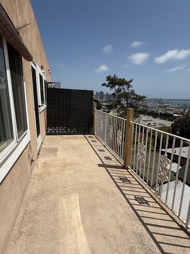 Building Photo - Beautiful 2 bedroom 1 bathroom upstairs ap...