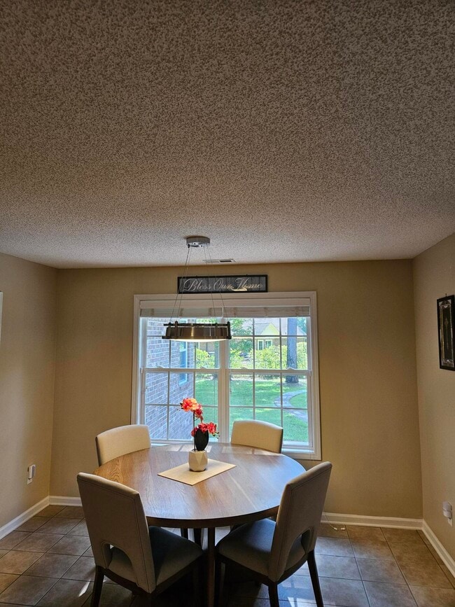 Building Photo - 2947 Sylvan Way
