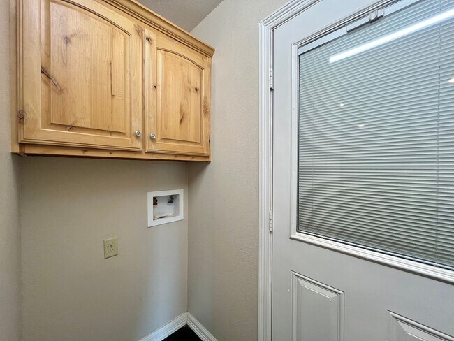 Building Photo - 302 Princess Place