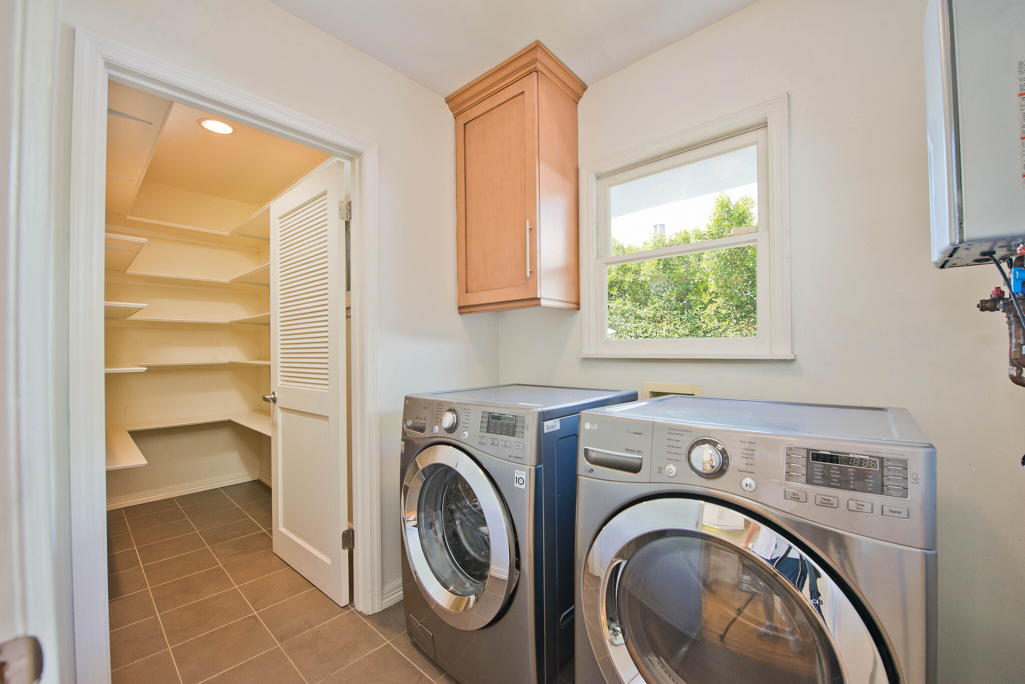 Laundry Room & Pantry off kitchen - 13964 Peach Grove St