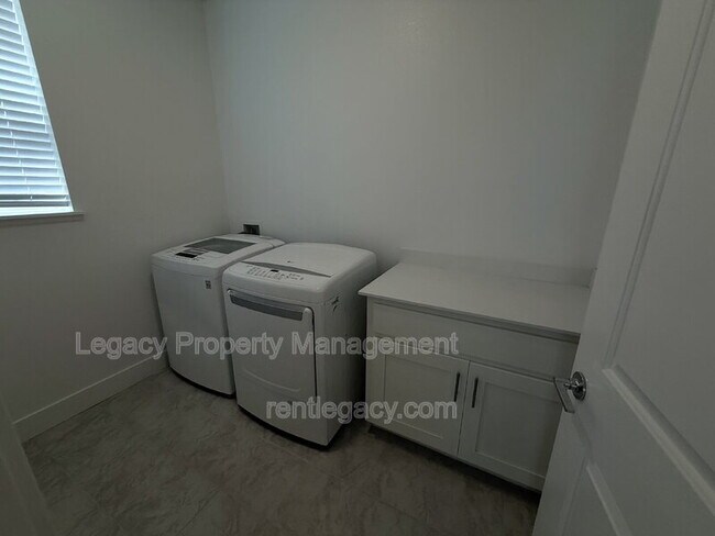 Building Photo - 8332 Taylormade Wy