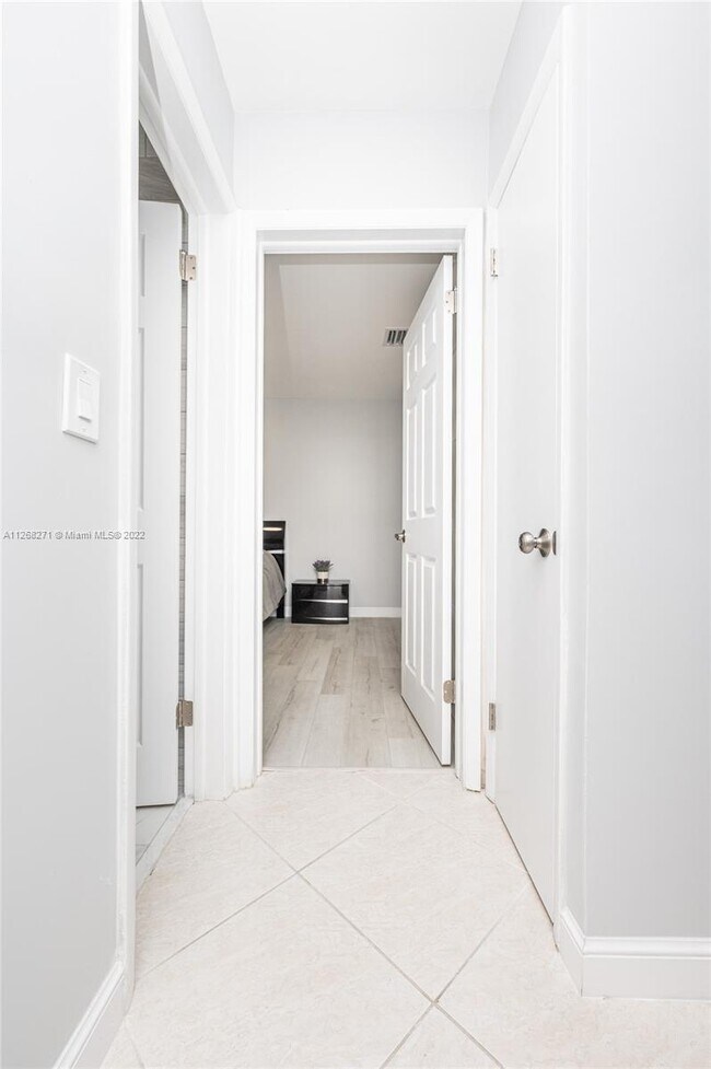 Building Photo - 810 S Rainbow Dr