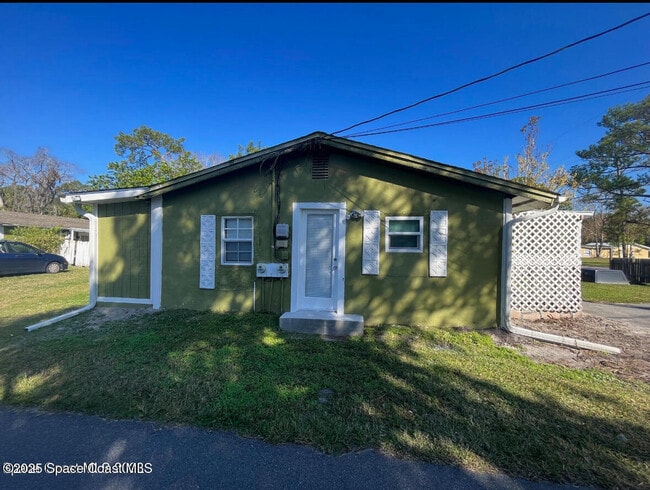 Building Photo - 329 Pine Ave