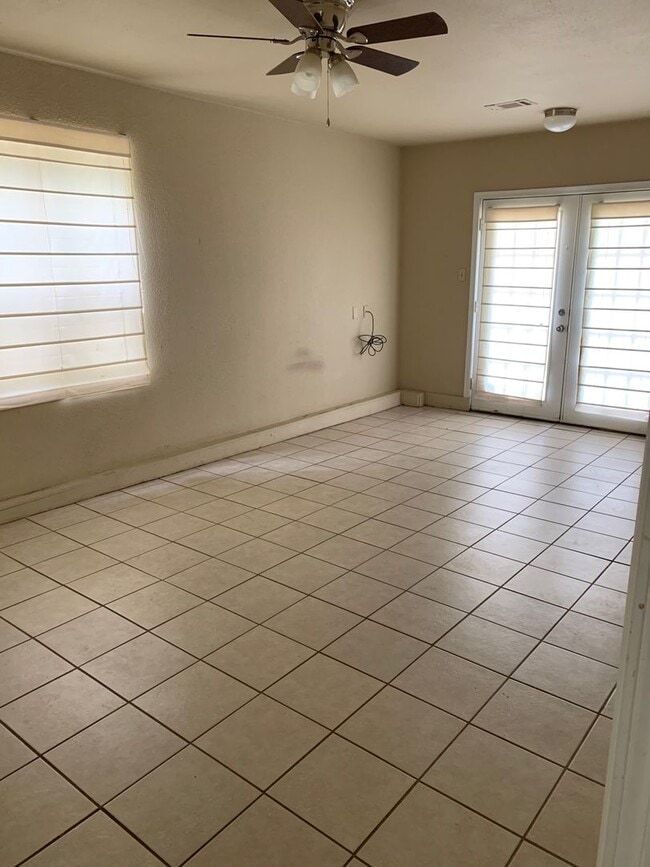 Building Photo - 733 Parkview St