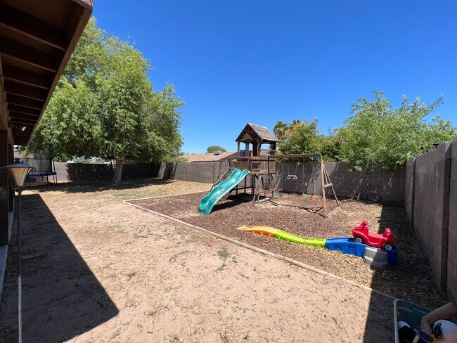 Building Photo - 4 BEDROOM HOME CLOSE TO SCHOOLS!