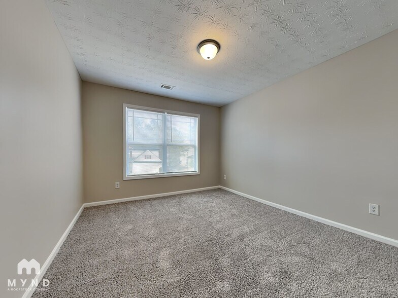 Building Photo - 2250 Village Green Dr