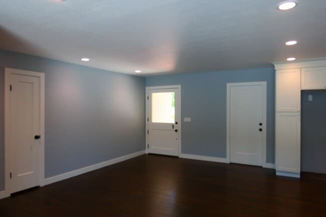 Building Photo - 4 bedroom 2 bath! Forced air, hardwood flo...
