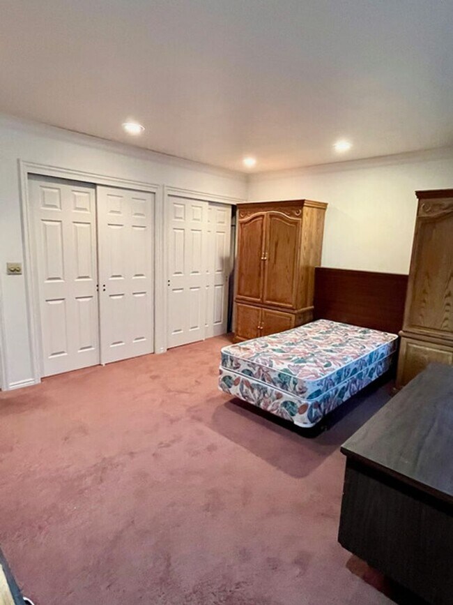 Building Photo - Beautiful home with amazing views and larg...