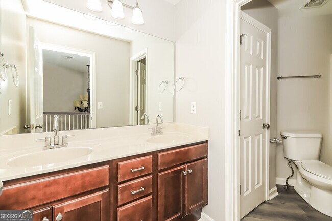 Building Photo - 1050 Cureton Dr
