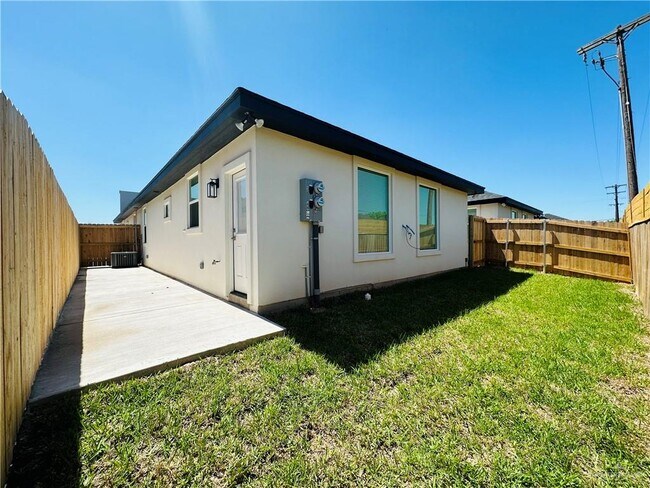 Building Photo - 1102 Sugar Gdn Dr