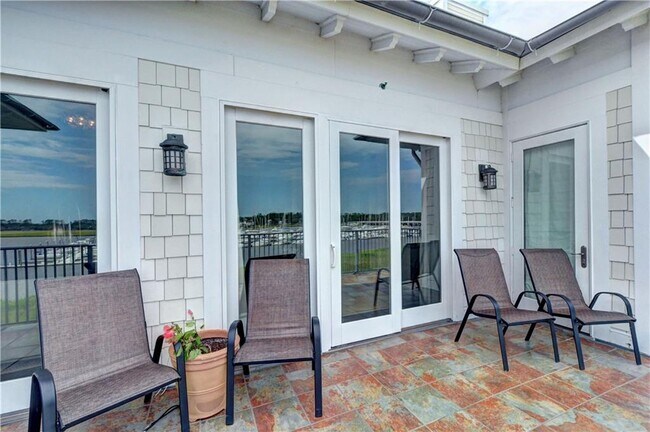 Building Photo - 10 Marina Dr