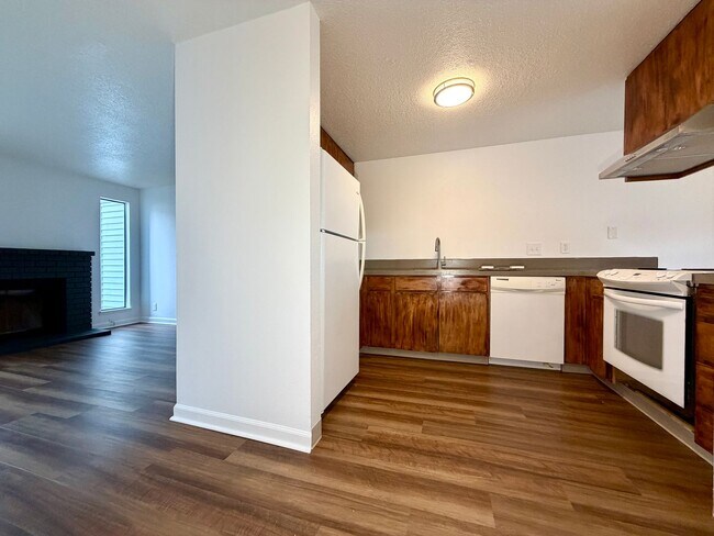 Building Photo - **$1000 DEPOSIT + FREE FIRST MONTH'S RENT** Updated Townhouse in the Heart of Garden Home~ New LV...