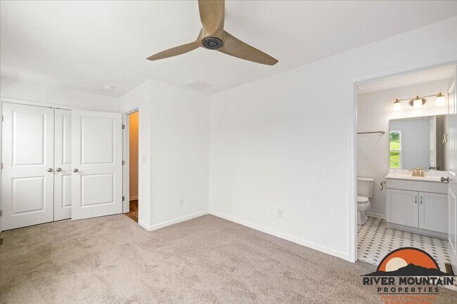 Building Photo - Well-Located Townhome with Private Off-Street Parking