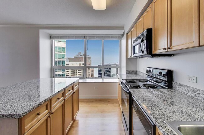 Building Photo - 512 N McClurg Ct