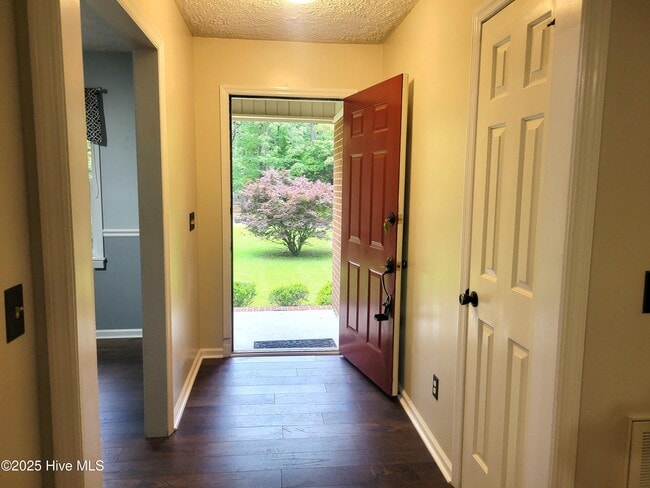 Building Photo - 316 Stornoway Dr