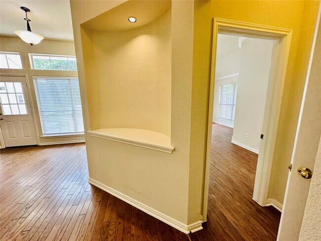 Building Photo - 6514 Clairmont Dr