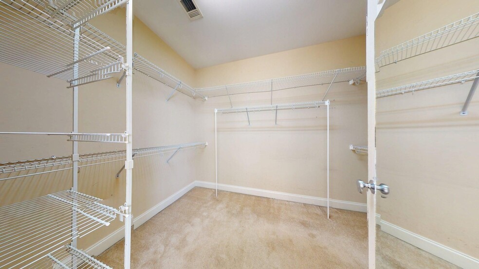 Building Photo - 2172 N Donahue Dr