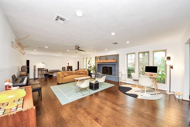 Building Photo - 403 Lakeside Estates Dr