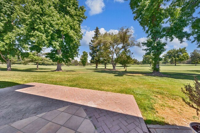 Building Photo - Renovated 2 Bedroom Condo Located on the F...