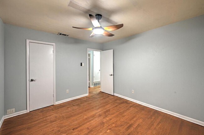 Building Photo - 2138 Lynbrook Ln
