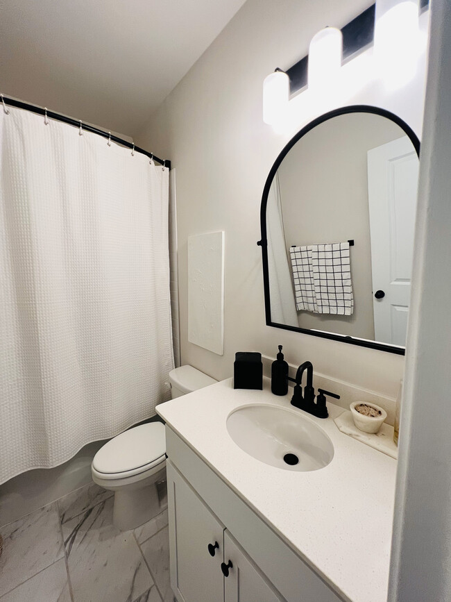 Guest Full Bath - 207 Parkwood Vista Way