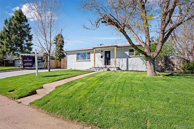 Primary Photo - Gorgeous 5 Bedroom 2 1/2 Bathroom Littleto...