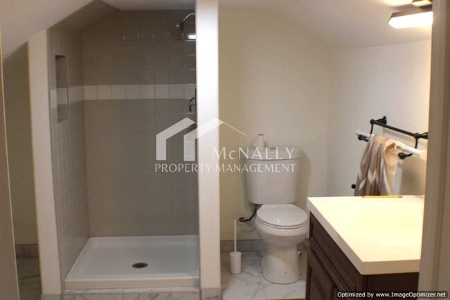 Building Photo - Newly Remodeled 3 bedroom home with Oversi...