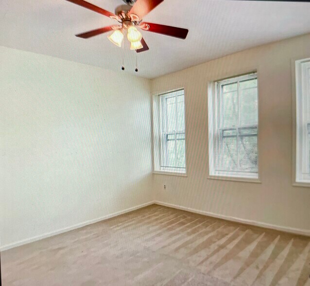 Building Photo - 1602 E St SE