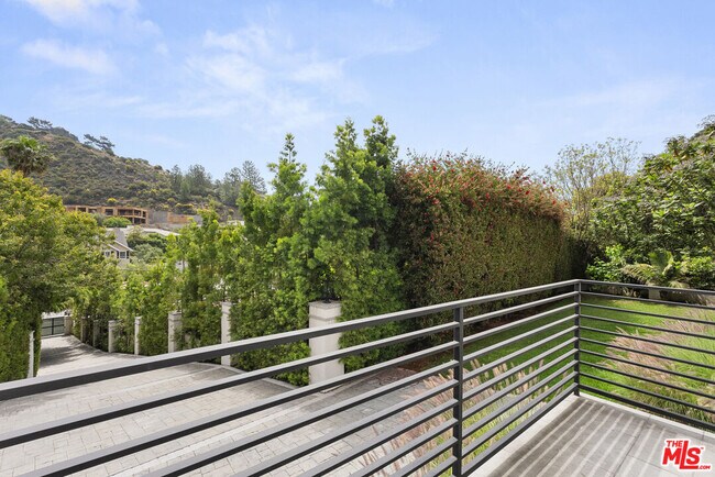 Building Photo - 1739 San Ysidro Dr