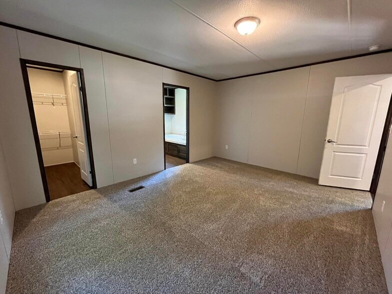 Building Photo - 106 E Semands St